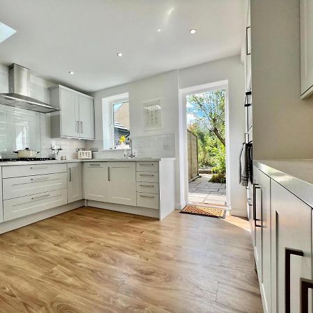 Family Home In Hampshire - Sleeps Up To 9 People With 3 Parking Spaces وِنشيستير المظهر الخارجي الصورة