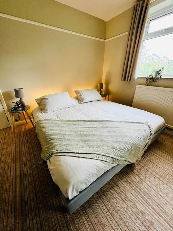 Family Home In Hampshire - Sleeps Up To 9 People With 3 Parking Spaces وِنشيستير المظهر الخارجي الصورة