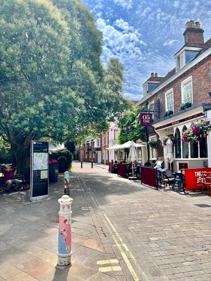 Family Home In Hampshire - Sleeps Up To 9 People With 3 Parking Spaces وِنشيستير المظهر الخارجي الصورة