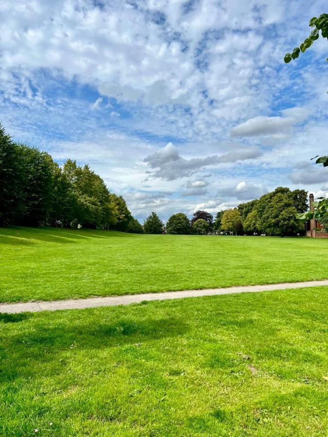 Family Home In Hampshire - Sleeps Up To 9 People With 3 Parking Spaces وِنشيستير المظهر الخارجي الصورة