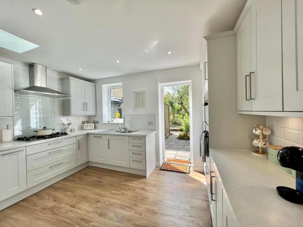 Family Home In Hampshire - Sleeps Up To 9 People With 3 Parking Spaces وِنشيستير المظهر الخارجي الصورة