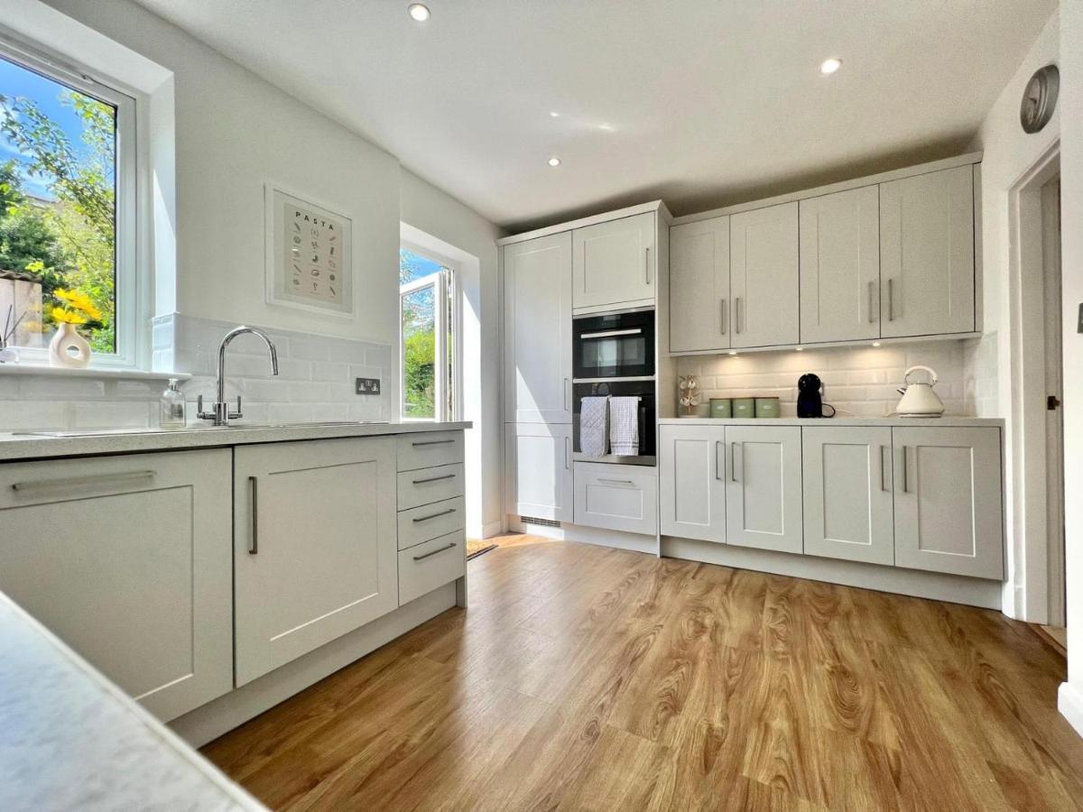 Family Home In Hampshire - Sleeps Up To 9 People With 3 Parking Spaces وِنشيستير المظهر الخارجي الصورة