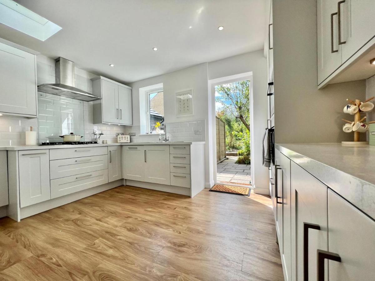 Family Home In Hampshire - Sleeps Up To 9 People With 3 Parking Spaces وِنشيستير المظهر الخارجي الصورة
