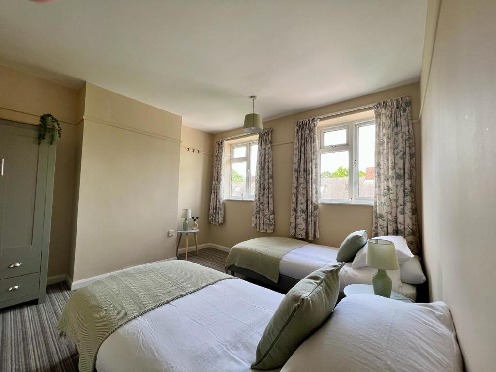 Family Home In Hampshire - Sleeps Up To 9 People With 3 Parking Spaces وِنشيستير المظهر الخارجي الصورة